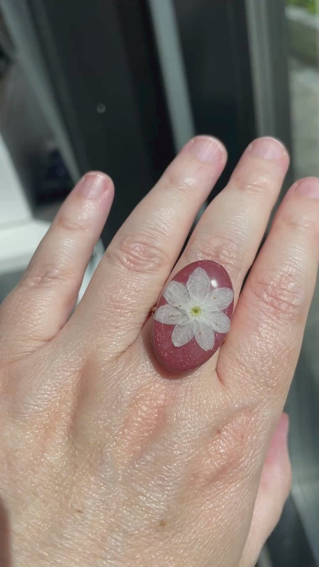 Ring Skogstjerne T1 – Justerbar botanisk ring med ekte hvit blomst – Håndlaget resinring