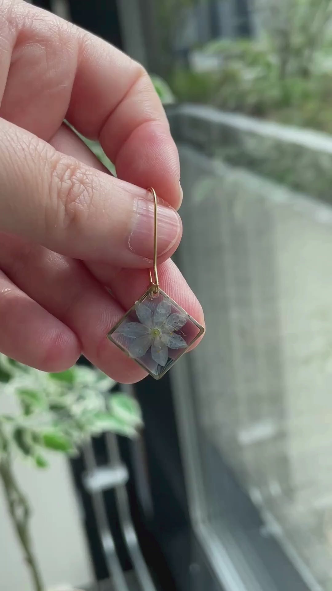 Skogstjerne i blå – Håndlagde botaniske øredobber med ekte skogsstjerne