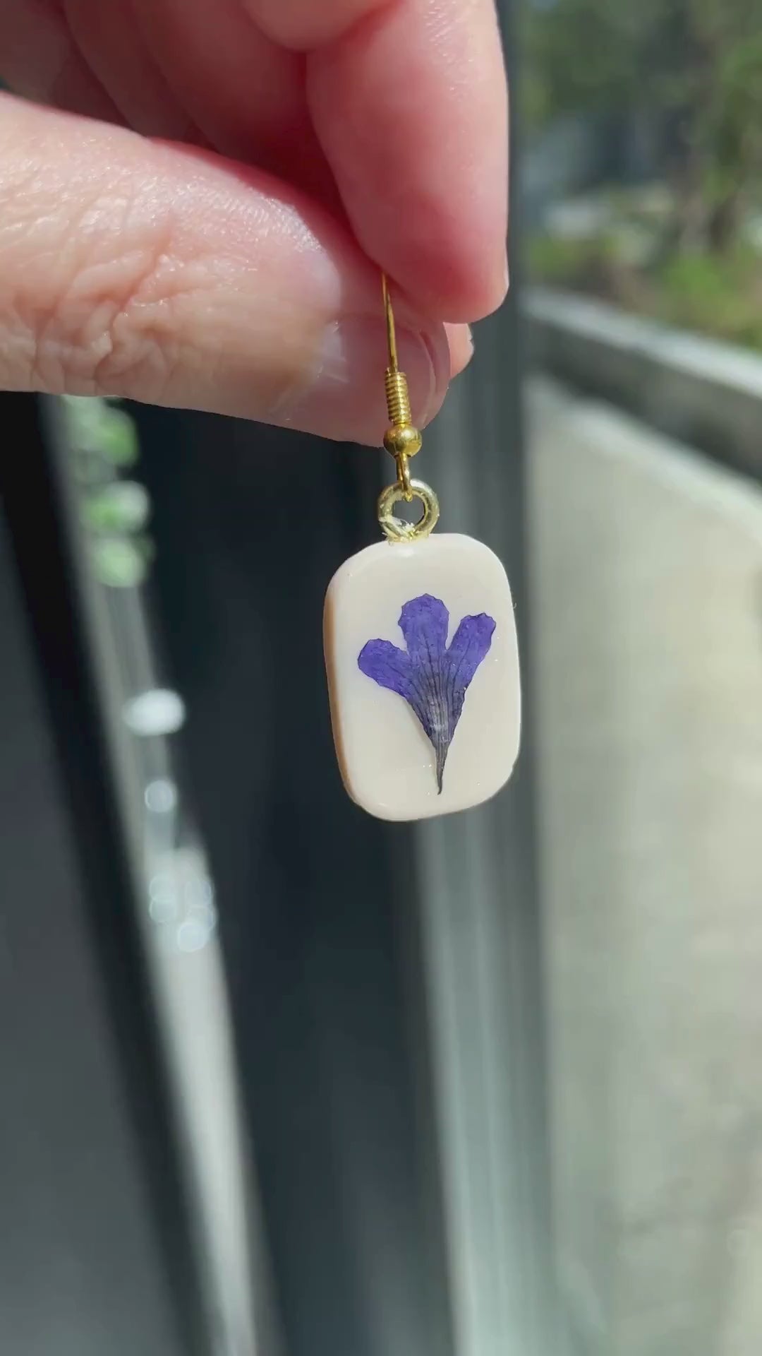 Lobelia - Øredobber med ekte blomster i resin – Botaniske øredobber med blå Hagelobelia, håndlaget naturinspirert smykke i gulltone