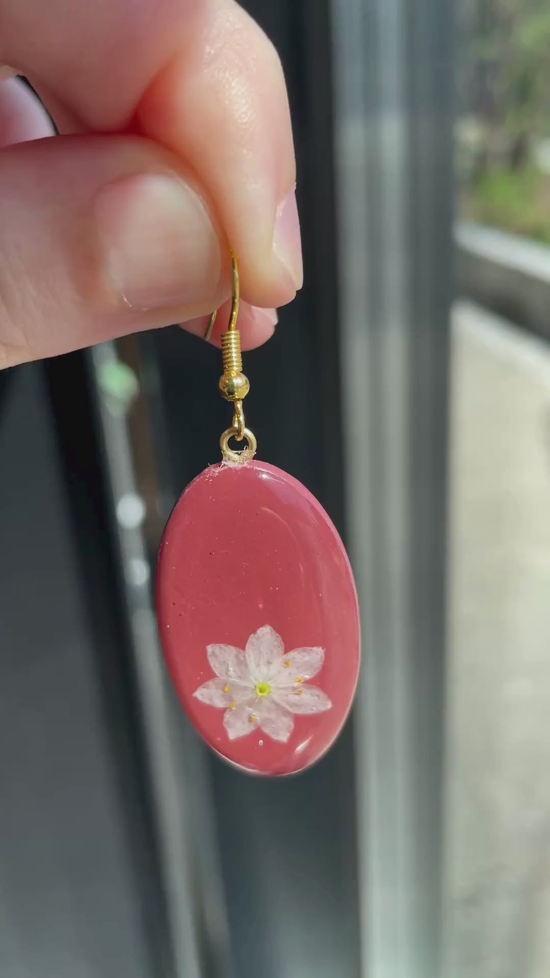 Skogstjerne T1 – Øredobber med ekte hvit blomst i resin – Botaniske røde øredobber, håndlaget blomstersmykke, naturinspirerte ovale øredobber