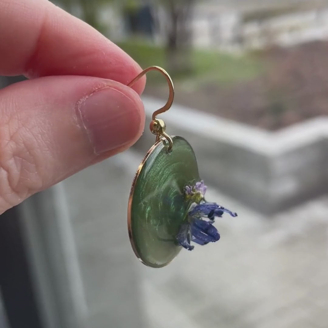 Blåklokke - Øredobber med ekte blomster i resin – Perlegrønne botaniske øredobber – 18K gullbelagt blomstersmykke – Håndlaget naturinspirert gave