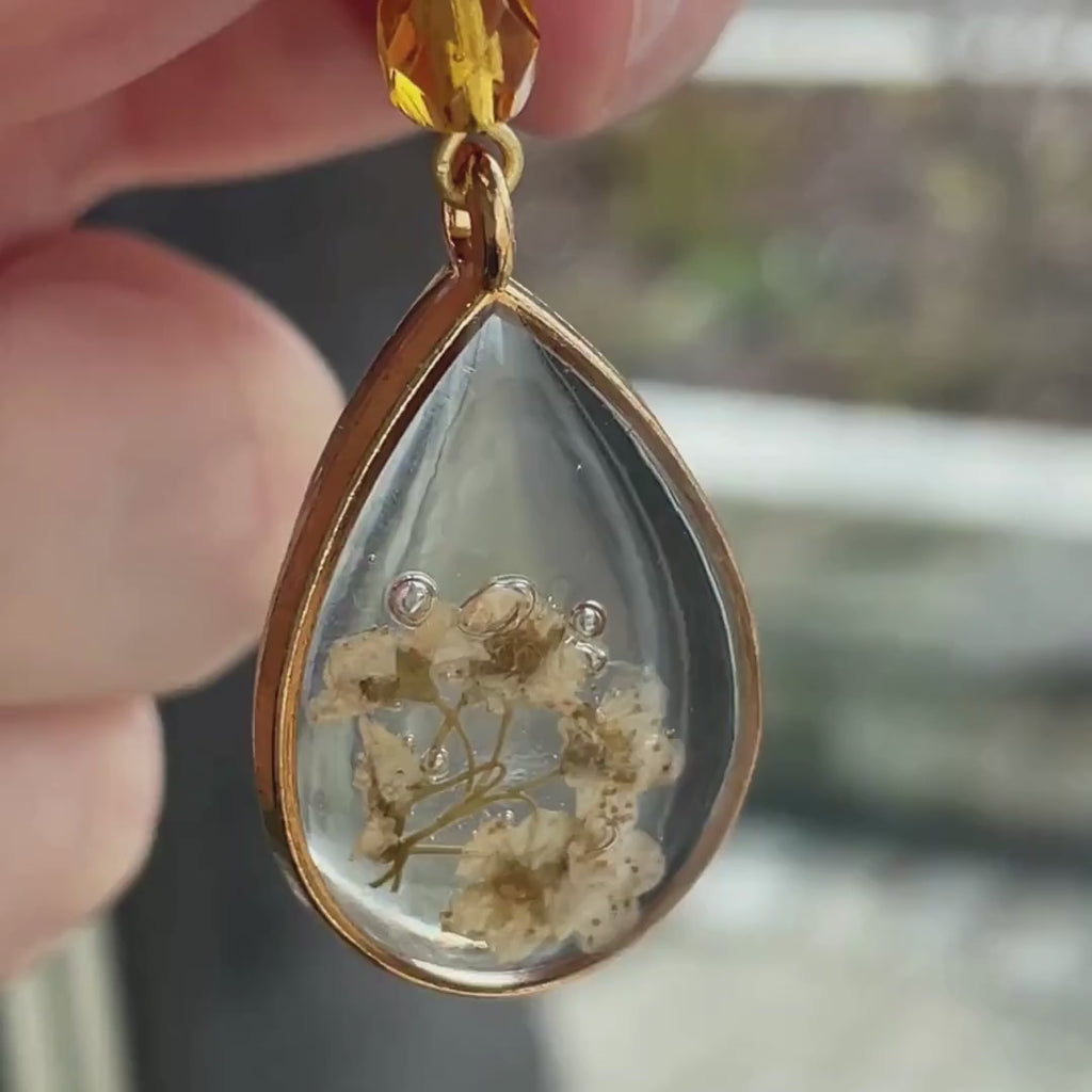 Amber – Håndlagde øredobber med ekte blomster i resin