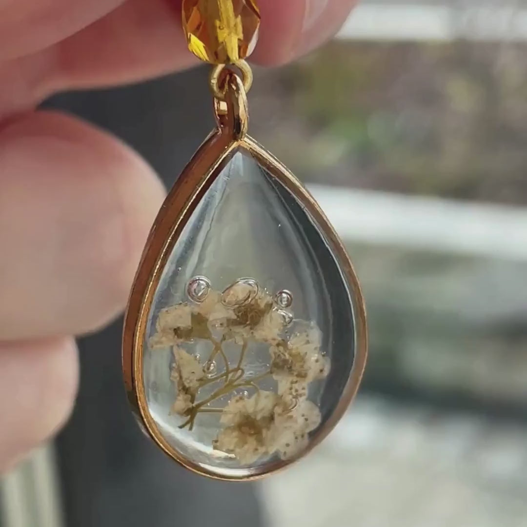 Amber – Håndlagde øredobber med ekte blomster i resin