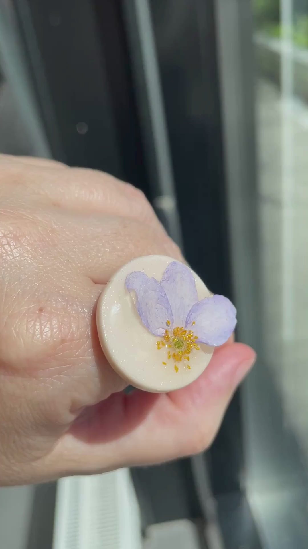 Halvblåveis Ring – Justerbar botanisk ring med ekte blåveis – Håndlaget resinring