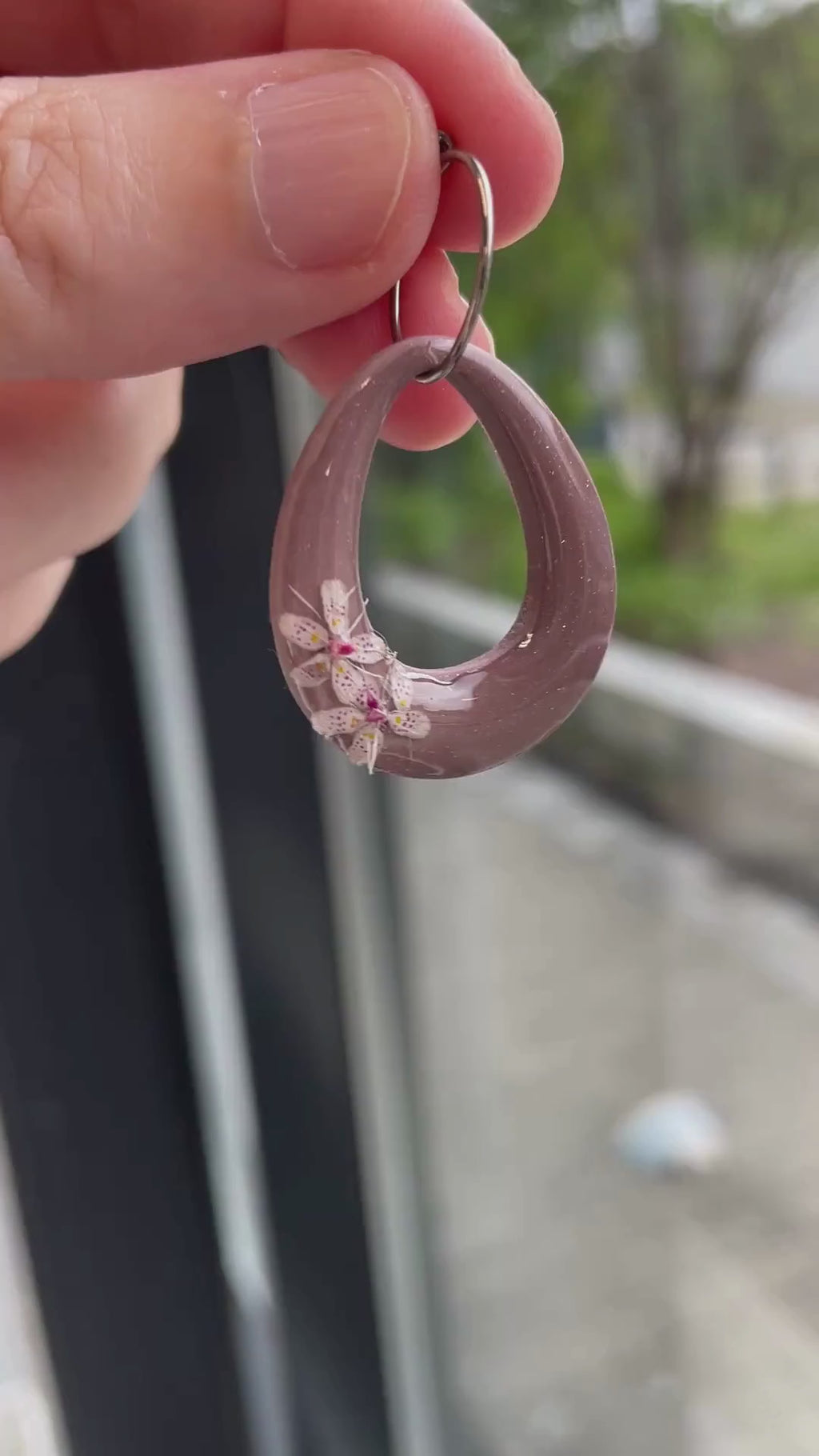 Chocolat Hvitbergknapp - Håndlagde rosa blomsterøreringer – Botaniske resinøreringer med ekte Sedum-blomster