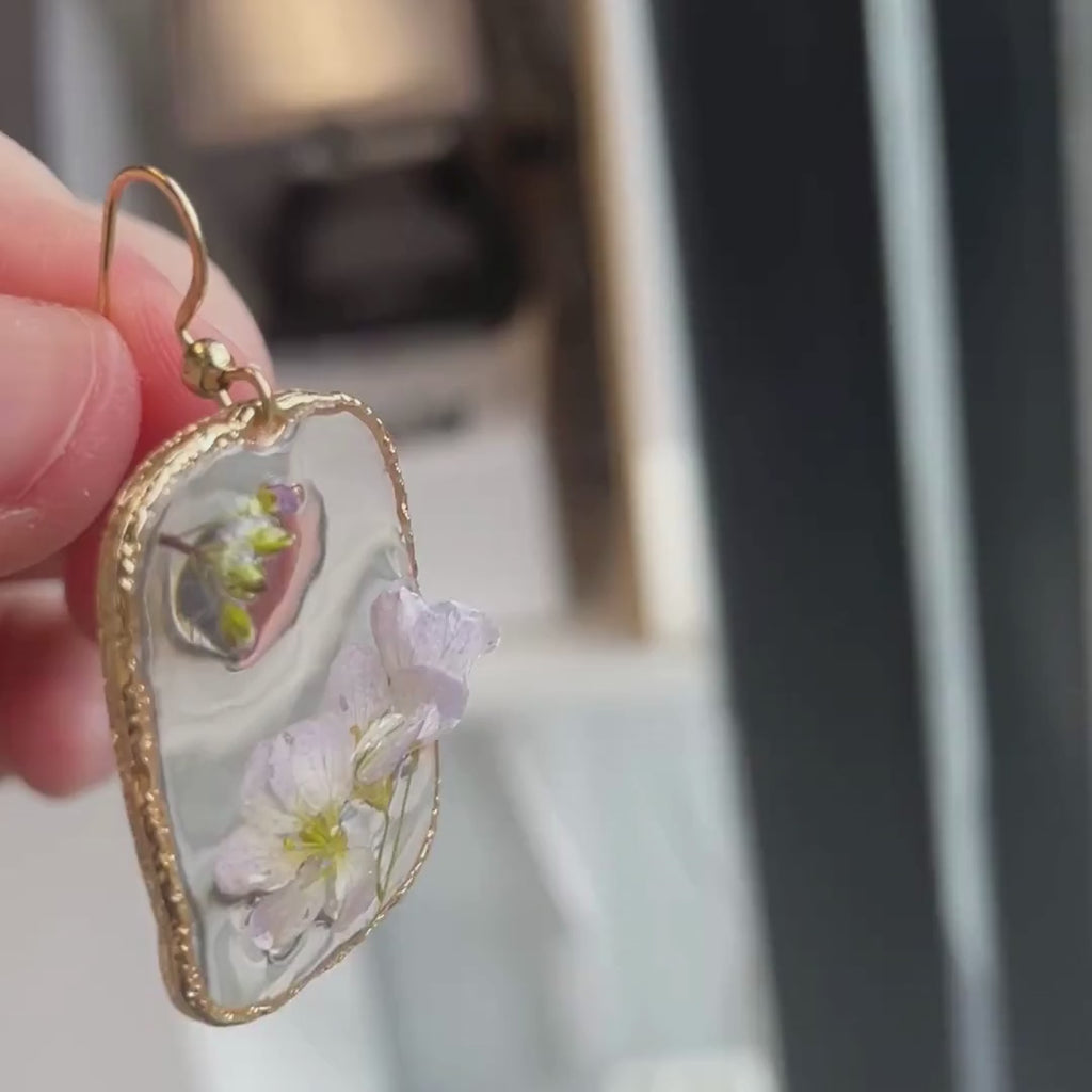 Engkarse øredobber -Øredobber med ekte blomster i resin – Håndlagde botaniske øredobber – Gullfarget blomstersmykke – Unik naturinspirert gave