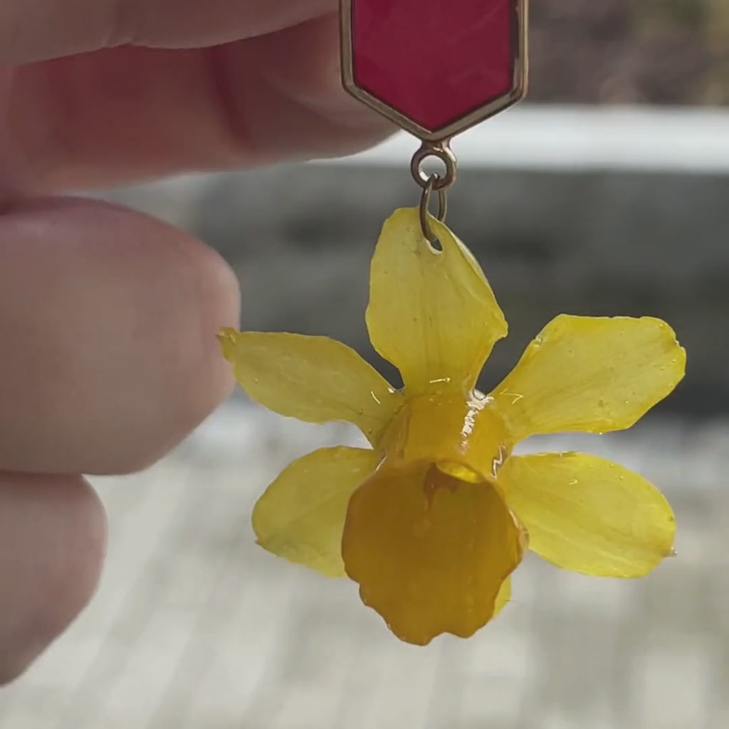 Påskelilje 2 - Håndlagde øredobber med ekte blomster i resin
