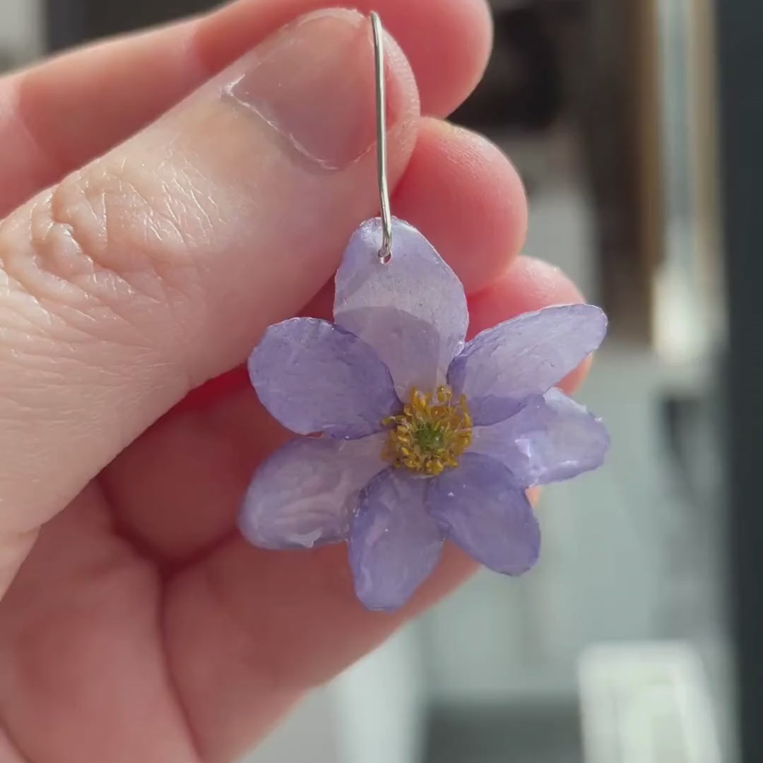 Blåveis øredobber - Øredobber med ekte blomster – håndlaget botanisk smykke i sølv