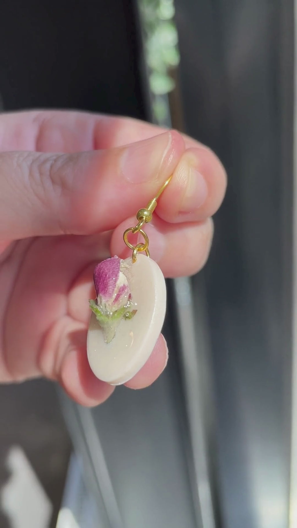 Epleblomst – Øredobber med ekte epleblomstknoppar i resin – Håndlaget botanisk smykke, naturinspirerte miniatyr ovale øredobber