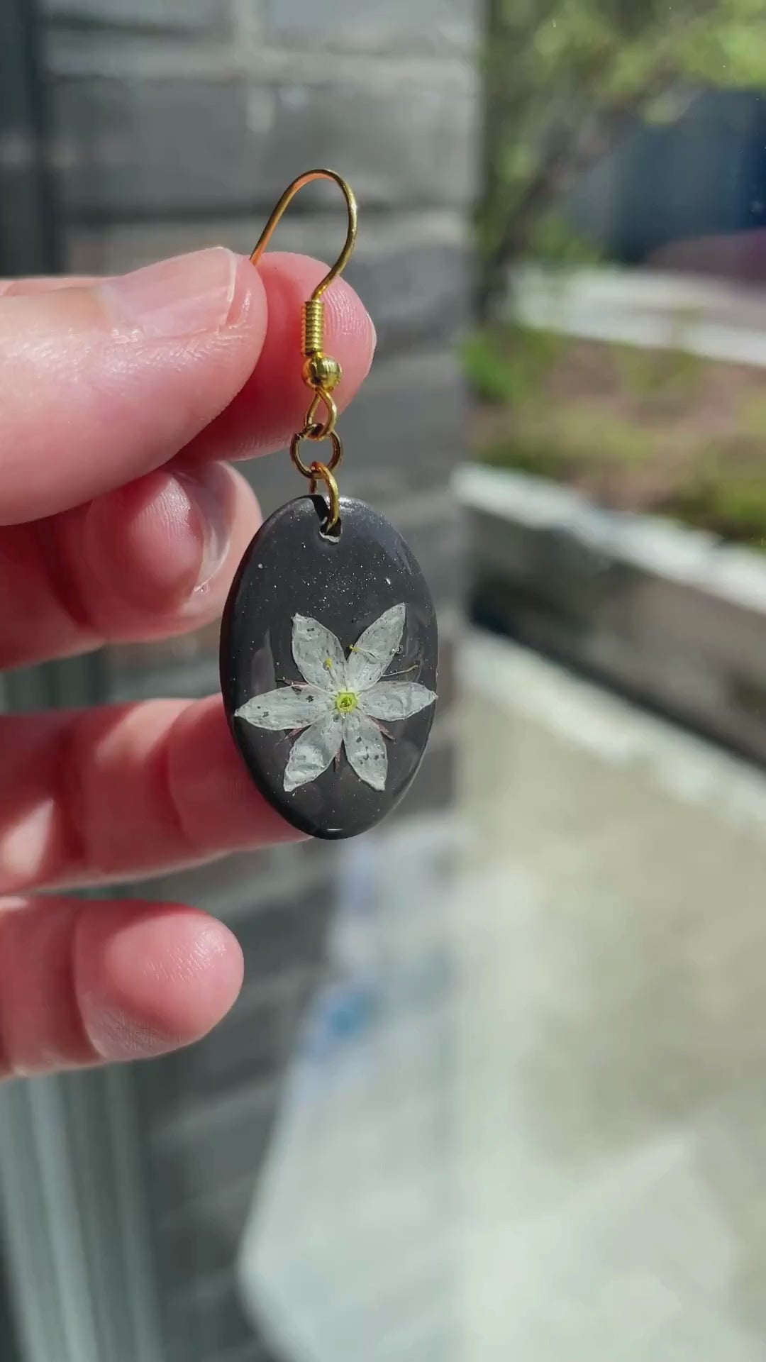 Skogstjerne S1 – Øredobber med ekte hvit blomst i resin – Botaniske sorte øredobber, håndlaget blomstersmykke, naturinspirerte ovale øredobber
