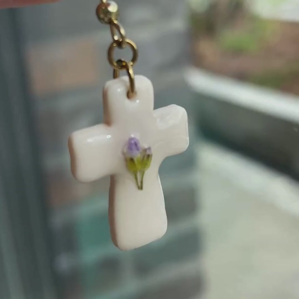Sancta Crux_2 – Øredobber med ekte blomster – Botaniske resinøreringer med pressede blomsterknopper, håndlaget naturinspirert smykke i gulltone