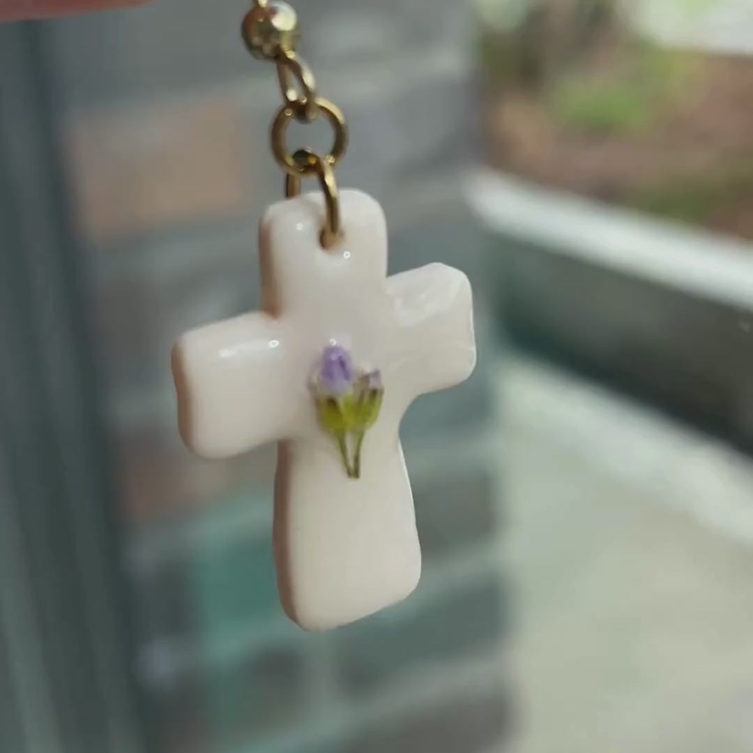 Sancta Crux_2 – Øredobber med ekte blomster – Botaniske resinøreringer med pressede blomsterknopper, håndlaget naturinspirert smykke i gulltone
