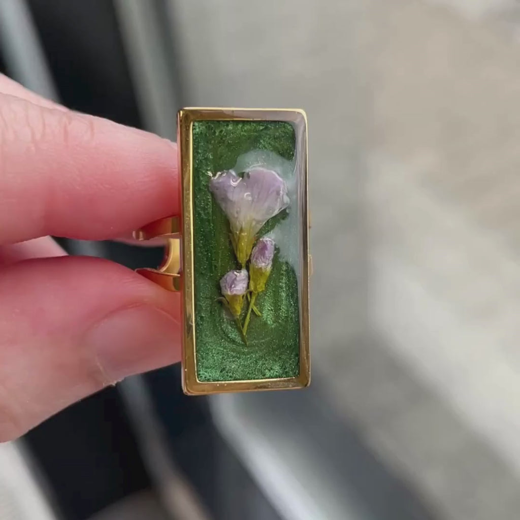 Ver Florens – Ring med ekte blomster i resin – Justerbar botanisk gullring med pressede blomster, håndlaget natursmykke
