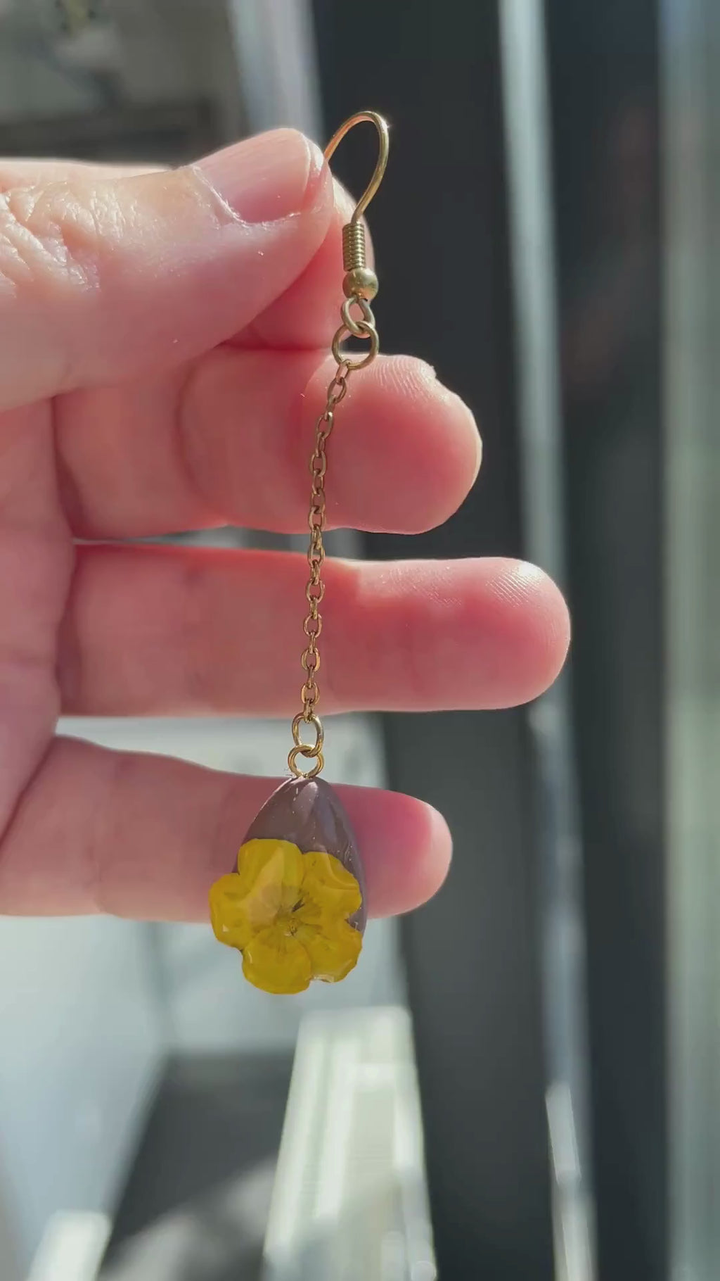 Smørblomst 1 – Håndlagde øredobber med ekte buttercup blomster – Botaniske smykker i harpiks | Villeblomster -