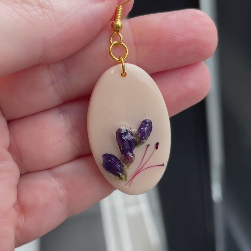 Lille asalea - Ovale øredobber med ekte blomster i resin – Nude botaniske øredobber – Håndlaget blomstersmykke – 18K gullbelagte øredobber