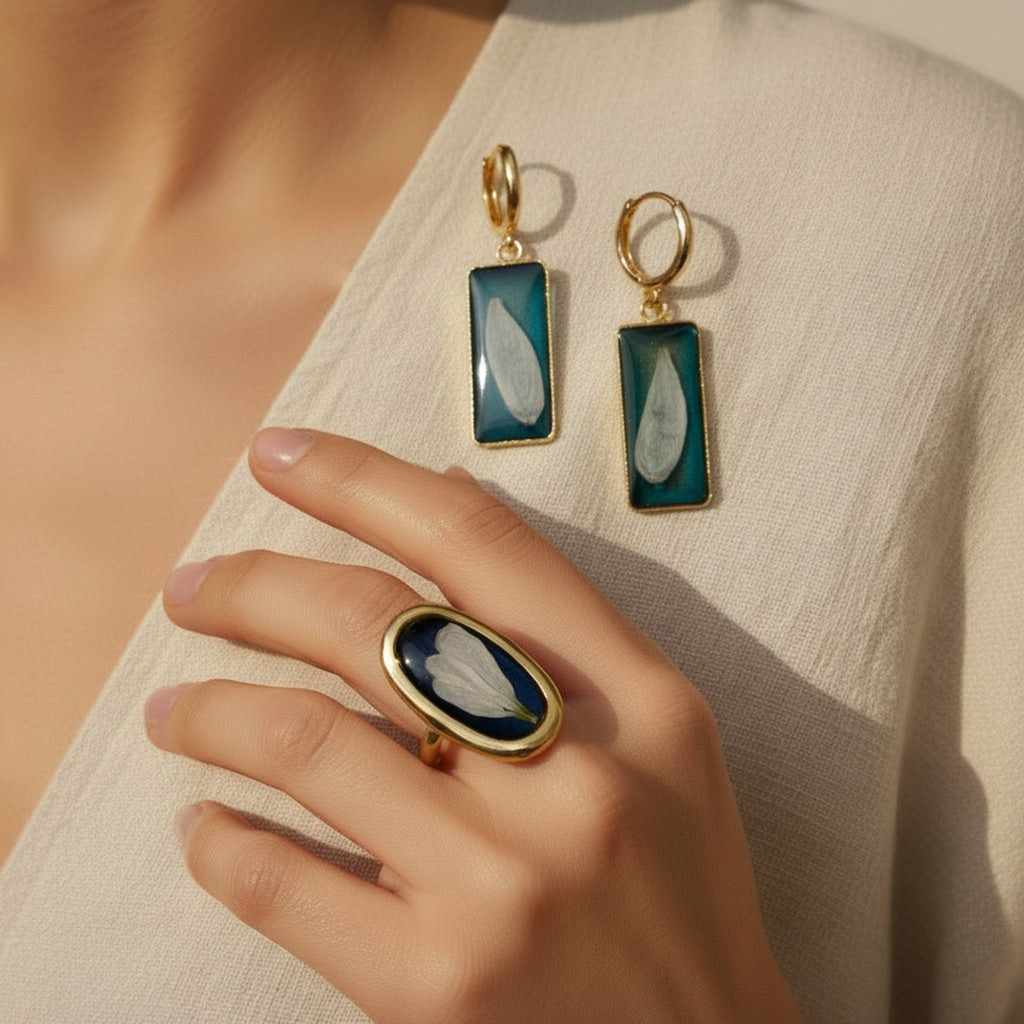 Kronblader – Håndlagde ring med ekte blomster i resin