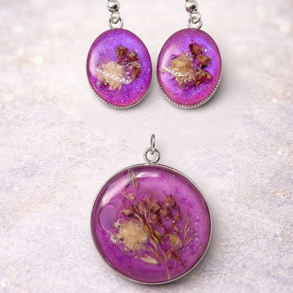 La vie en fuchsia - Håndlagde Epoxy Smykkesett med Tørrede Blomster