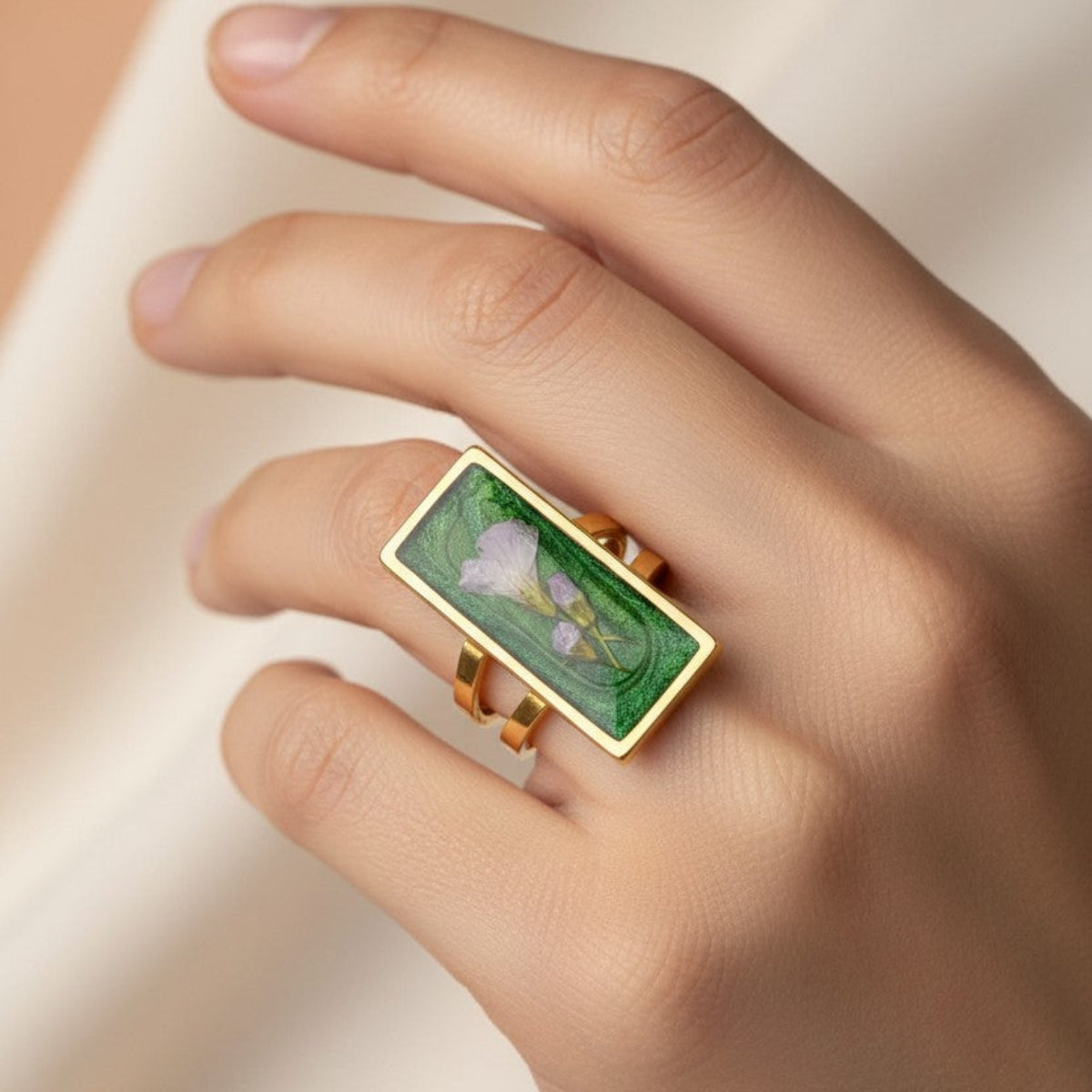 Ver Florens – Ring med ekte blomster i resin – Justerbar botanisk gullring med pressede blomster, håndlaget natursmykke